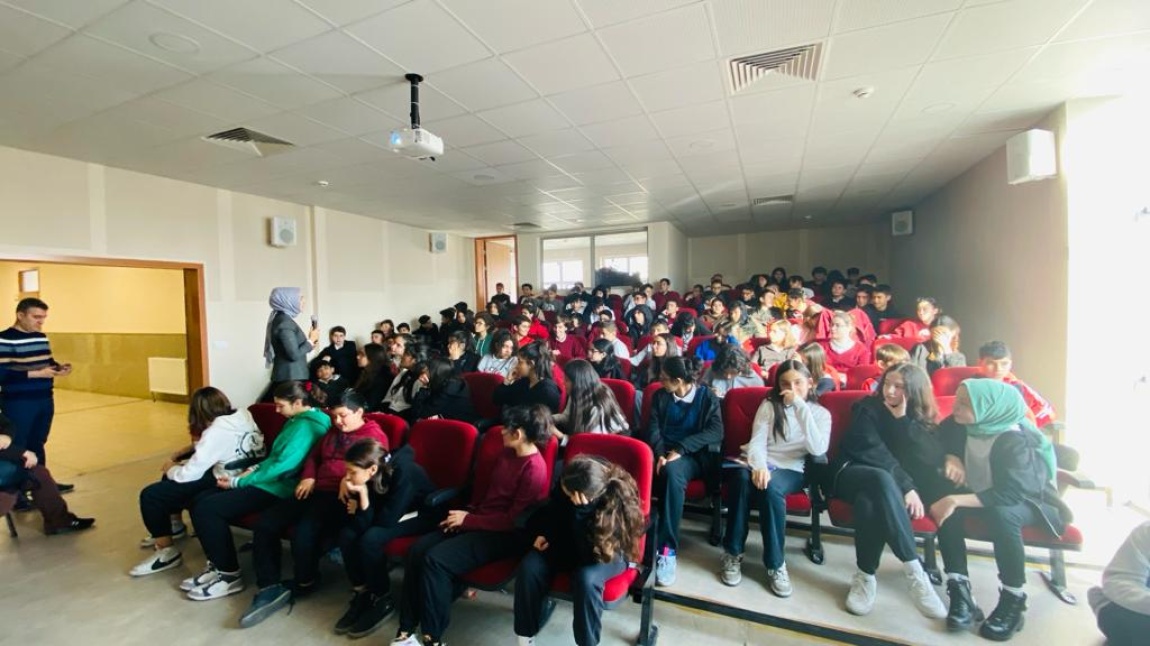 8.sinif öğrencilerine Sınav döneminde beslenme konulu seminer yapıldı 